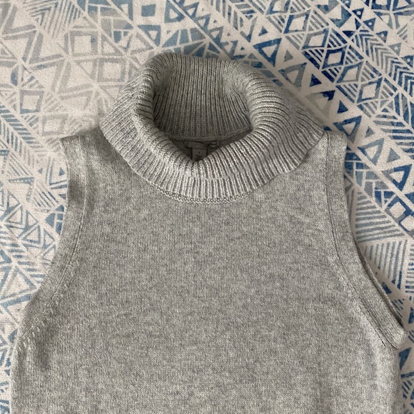 Halogen Sleeveless Gray Knit Tunic - Picture 2 of 7